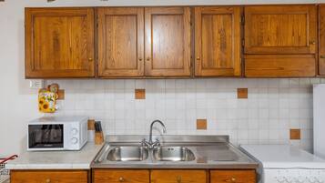 Frigorifero, microonde, piano cottura, pentole/stoviglie/utensili