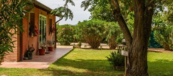 Apartment 'Tramonto' with Private Garden, Wi-Fi and Air Conditioning