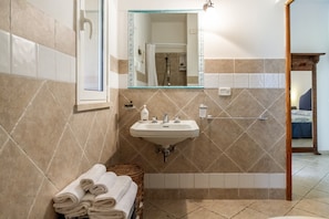 Dusche, Haartrockner, Handtücher
