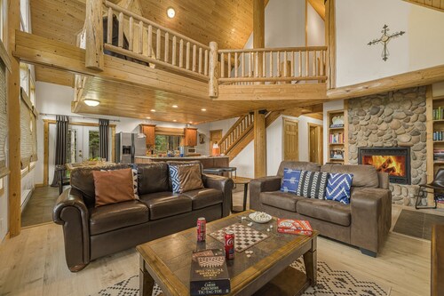 KABINO: NEW! Hot Tub Fire Pit Trails 45 to Yellowstone