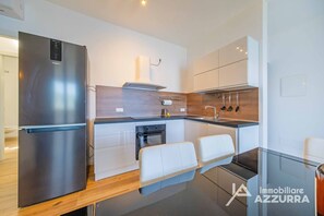 Fridge, oven, dishwasher, coffee/tea maker