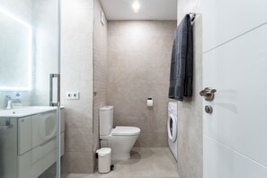 Een douche, een haardroger, handdoeken