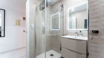 Shower, hair dryer, towels