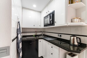 Frigorifero, microonde, piano cottura, bollitore elettrico