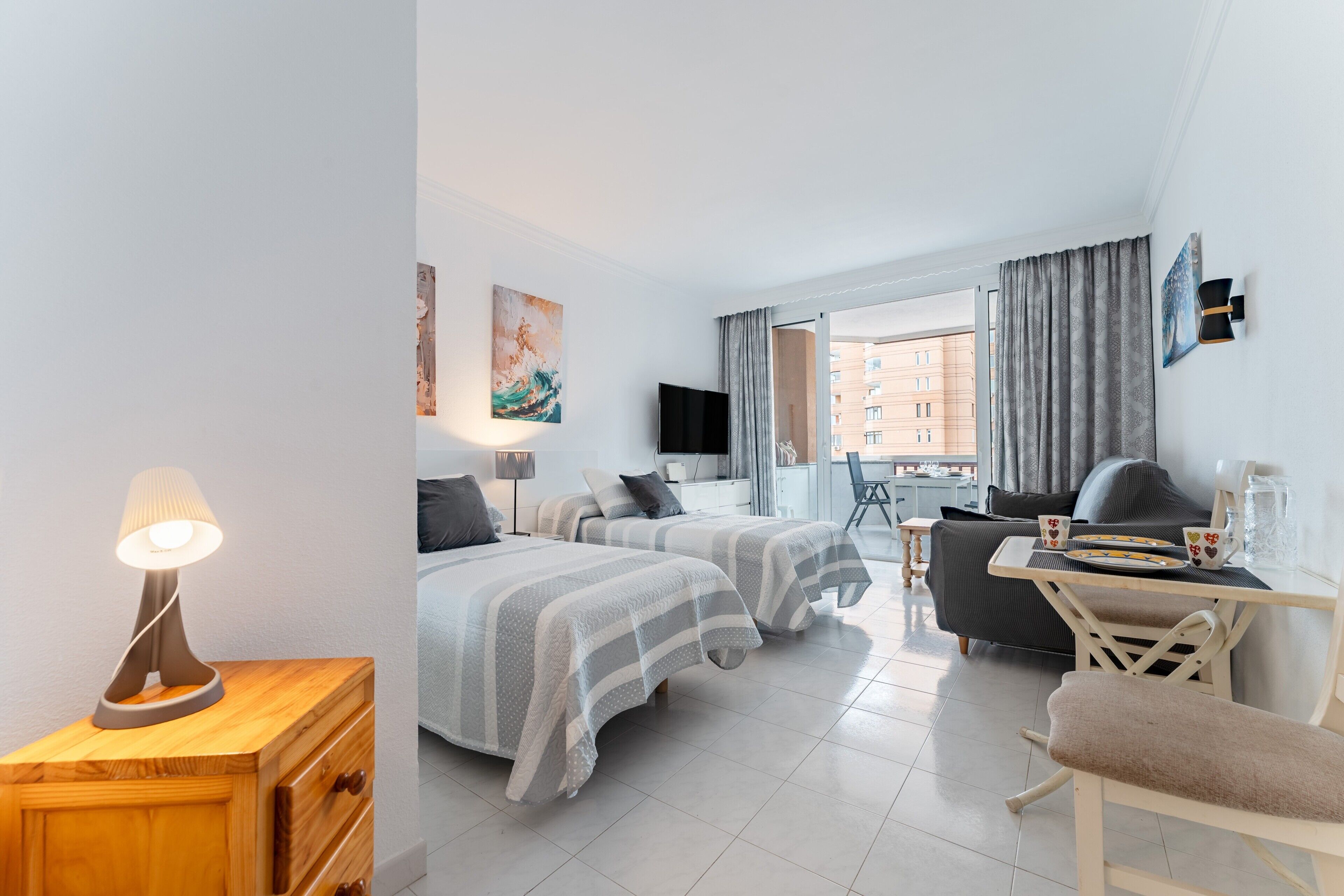 1 habitación, tabla de planchar con plancha, wifi gratis y ropa de cama 