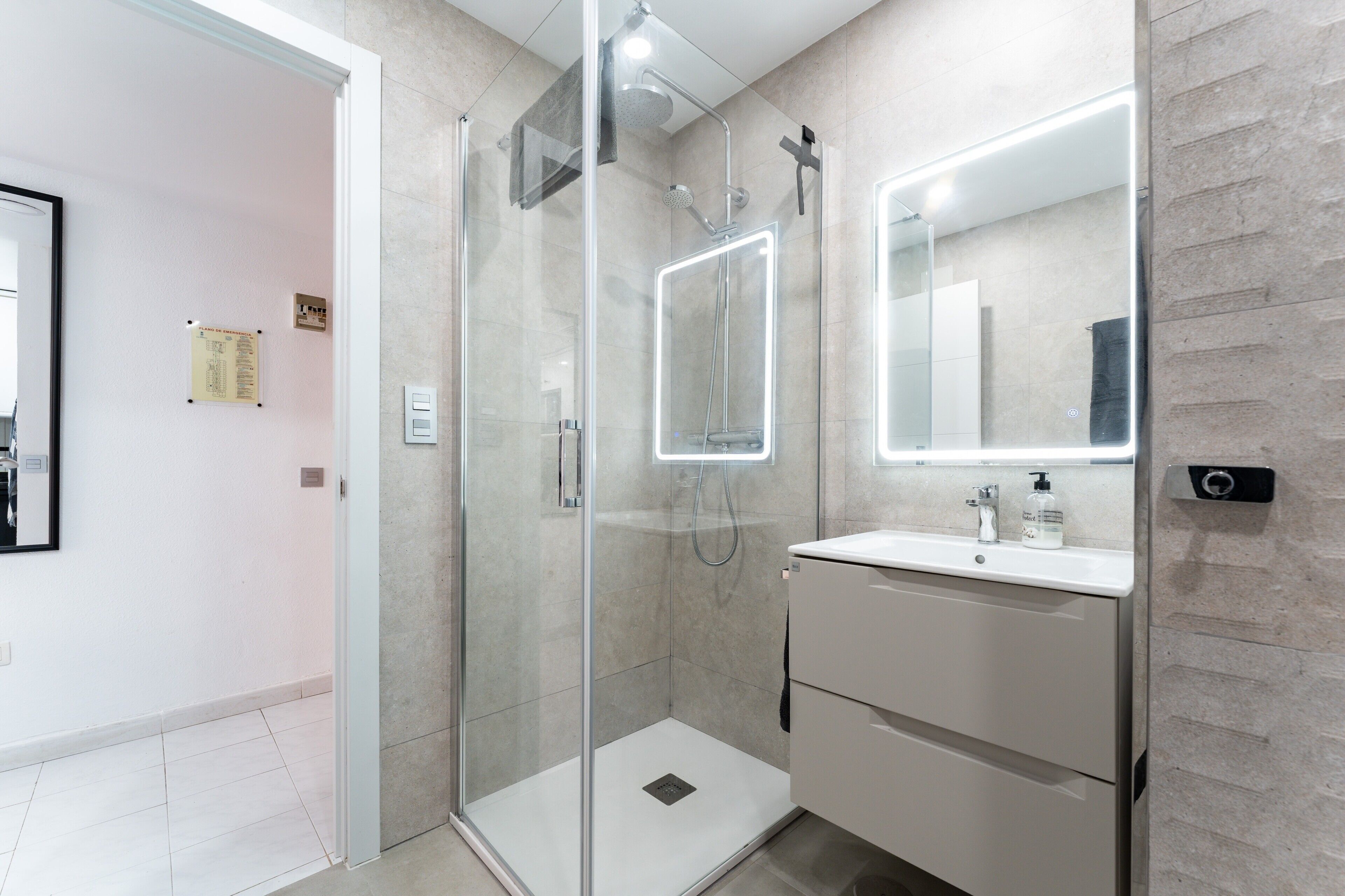 Shower, hair dryer, towels