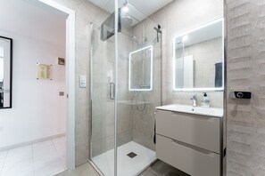 Regadera, secadora de cabello, toallas 