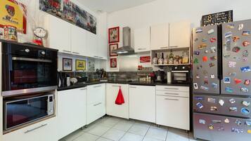 Frigorifero, microonde, forno, piano cottura