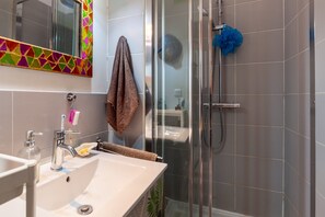 Een douche, een haardroger, handdoeken