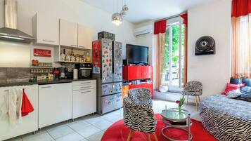 Kühlschrank, Mikrowelle, Ofen, Herdplatte