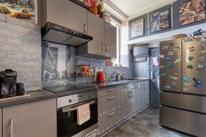 Oven, stovetop, toaster, cookware/dishes/utensils - Central Apartment "Vieux Port" (Marseille)