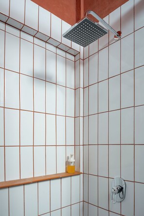 Doppelzimmer, Blick auf den Innenhof | Badezimmer | Dusche, Haartrockner, Handtücher, Seife