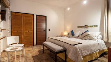 Junior trippelrum | Skrivbord, arbetsyta för laptop och mörkläggningsgardiner