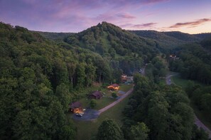 Une zone boisée avec des chalets et un chemin sinueux.