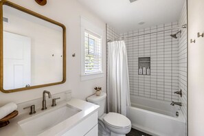 Sèche-cheveux, shampoing, papier toilette