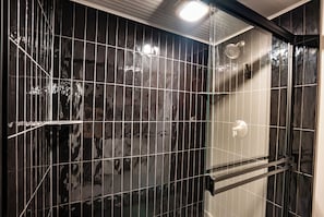 Bruser, hårtørrer, håndklæder, Sæbe