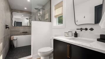 Een haardroger, handdoeken