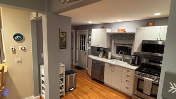 Jääkaappi, mikroaaltouuni, uuni, liesi