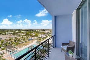 Terrace/patio - Stylish Studio | Pool View | Downtown Doral' Heart (Doral)
