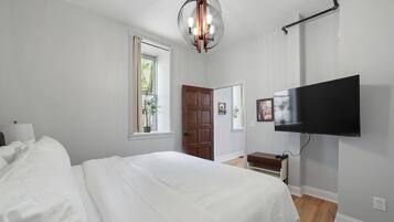 1 habitación, tabla de planchar con plancha, wifi gratis y ropa de cama