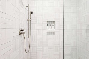 Een douche, een haardroger, shampoo