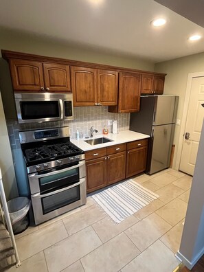 Réfrigérateur, micro-ondes, plaque de cuisson, cafetière/bouilloire