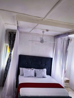 1 habitación, tabla de planchar con plancha, internet y ropa de cama