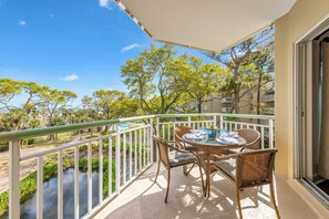 Outdoor dining - Experience luxury at Palmetto Dunes 302 Windsor (Hilton Head Island)