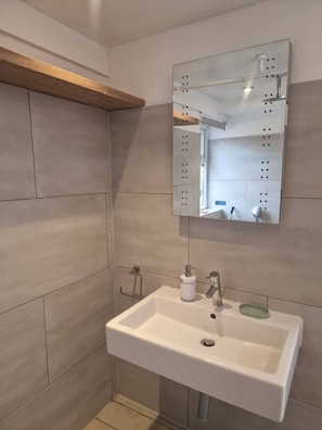 Haartrockner, Handtücher, Seife, Toilettenpapier