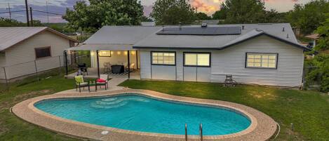 Una piscina al aire libre