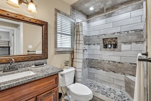 Shower, hair dryer, towels, soap - Private Pool ~ 6 Min to LAFB ~ Game Room ~ Firepit ~ Foosball Table ~ SeaWorld (San Antonio)
