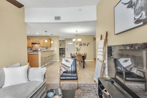 Smart TV, table football - Private Pool ~ 6 Min to LAFB ~ Game Room ~ Firepit ~ Foosball Table ~ SeaWorld (San Antonio)