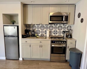 Microondas, horno, cafetera/tetera, utensilios de cocina