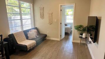 2 bedrooms, iron/ironing board, WiFi