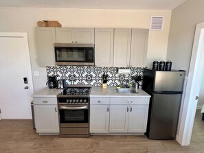 Micro-ondes, four, cafetière/bouilloire