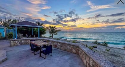 Charming 4-bedroom beach house with AC, WiFi in lovely Benett's Harbour.