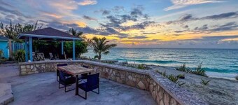 Charming 4-bedroom beach house with AC, WiFi in lovely Benett's Harbour.