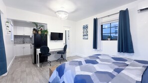 Economy-Studio | Bügeleisen/Bügelbrett, kostenloses WLAN