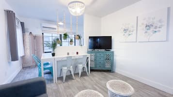 Apartamento básico | Ferros/tábuas de passar roupa, Wi-Fi de cortesia