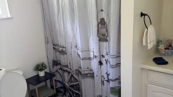 Secador de pelo, toallas, jabón y papel higiénico