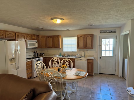 Private kitchen. Charming 2-bedroom apartment with AC, WiFi in tranquil Benton