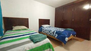 5 bedrooms, iron/ironing board, WiFi, bed sheets
