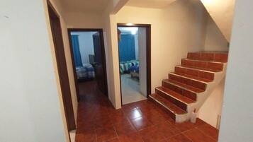 5 bedrooms, iron/ironing board, WiFi, bed sheets