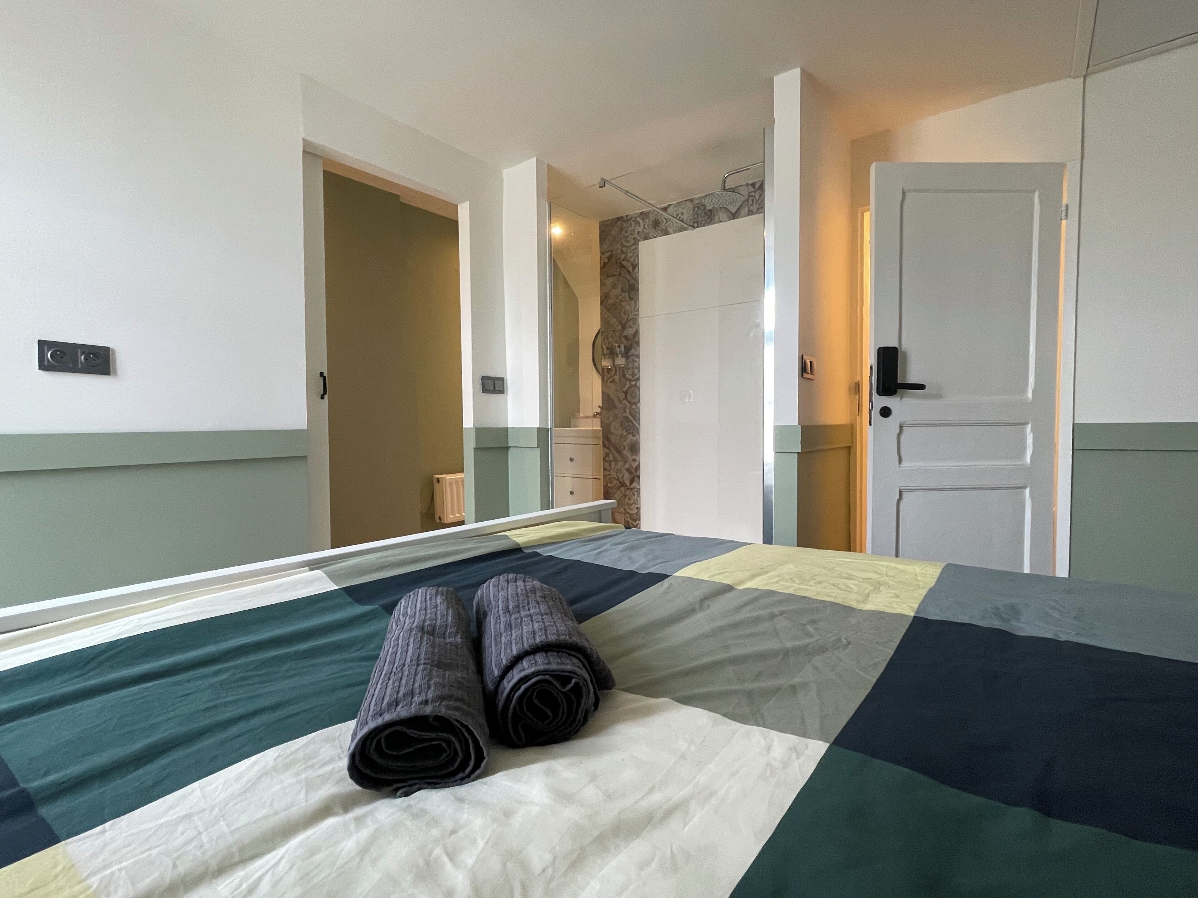 3 slaapkamers, een kluis op de kamer, een bureau