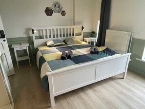 3 bedrooms, in-room safe, desk, iron/ironing board