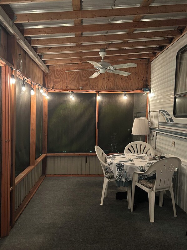 Dining - 36’ Vintage Comfortable RV Screened Patio, 3 Acres 15min to Ocala & The Villages (Summerfield)