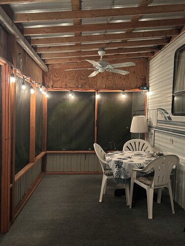 36’ Vintage Comfortable RV Screened Patio, 3 Acres 15min to Ocala & The Villages