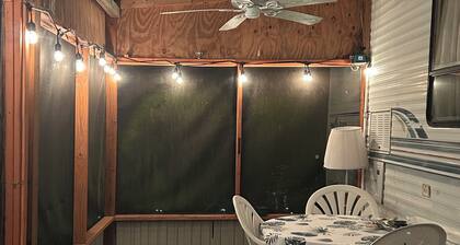 36’ Vintage Comfortable RV Screened Patio, 3 Acres 15min to Ocala & The Villages