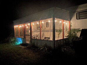 Outdoor dining - 36’ Vintage Comfortable RV Screened Patio, 3 Acres 15min to Ocala & The Villages (Summerfield)