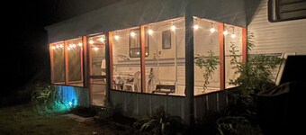 36’ Vintage Comfortable RV Screened Patio, 3 Acres 15min to Ocala & The Villages